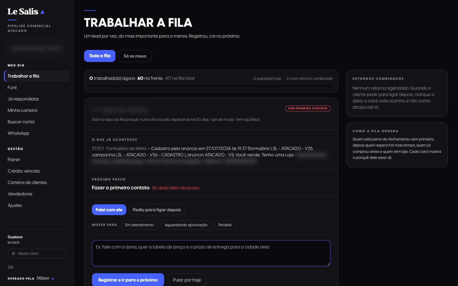Tela Trabalhar a fila do CRM, com o card de uma loja, o histórico e os botões de ação