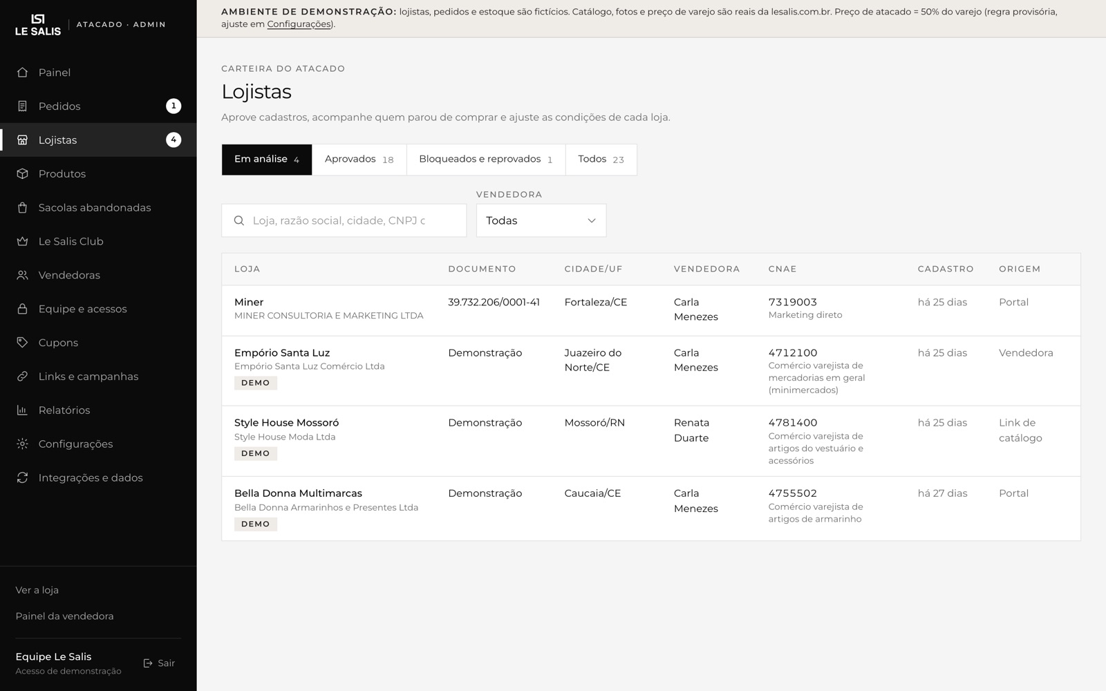 Lista de lojistas do portal, com as abas de análise e aprovados